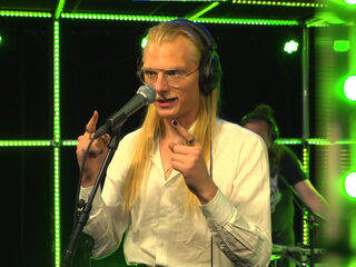 Prins S. en de Geit covert 'God Is A DJ' van Faithless in de 3FM Live Box