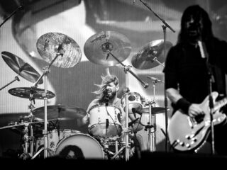 Foo Fighters draagt album op aan Taylor Hawkins en Grohl's moeder