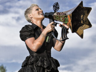 3FM-dj Jorien verrast huilende P!nk-fan alsnog met kaarten voor Pinkpop