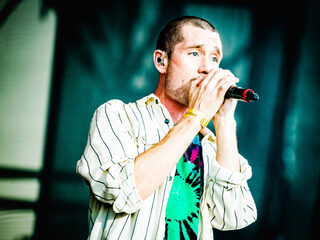 Bastille dropt nieuwe track 'Distorted Light Beam'