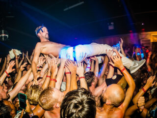 Kijk vanaf 23:00 uur mee naar The Opposites live op Lowlands