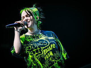 Billie Eilish legt concert stil voor fan in ademnood