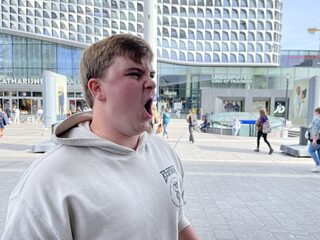 Voorbijgangers zingen mee met Billie Eilish, Harry Styles en Antoon