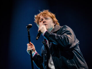 Lewis Capaldi maakt z’n comeback met ‘Survive’ – een directe 3FM Megahit