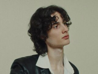 'undressed' schuurt en troost tegelijk - sombr scoort de 3FM Megahit