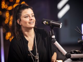 3FM-dj Eva's racepak met handtekening van Max Verstappen geveild voor 1.002 euro