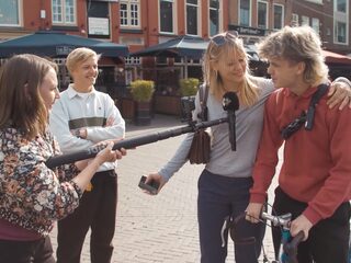 Voorbijgangers zingen mee met The Opposites, Ed Sheeran en Adele in 'Maak 'm Af'