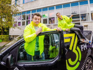 Zwarte zaterdag: met deze 9 podcasts en 3 playlists overleef je het