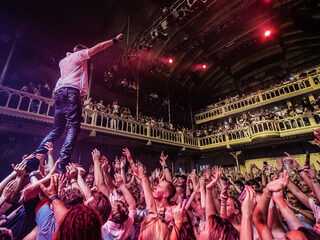 De Jeugd van Tegenwoordig vlamt zoals we van ze gewend zijn in Paradiso