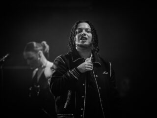 Ronnie Flex protesteert tegen zijn voormalige label: waarom en hoe ging het eraan toe?