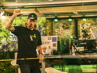 Dansvloer verhuist naar binnen en 3FM-dj's worden zelf verantwoordelijk voor energie opwekken