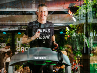 Sander rent een halve marathon in het Glazen Huis