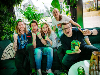 Steven Kazàn voert onzichtbare kaarttruc uit in het Glazen Huis