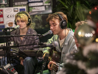 Banji te gast in het Glazen Huis