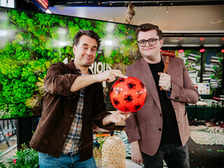 Rik van de Westelaken veilt 'Wie is de Mol'-item in Glazen Huis