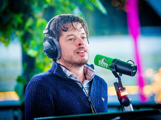 Filemon bespreekt zijn neus en leest files voor in het Glazen Huis