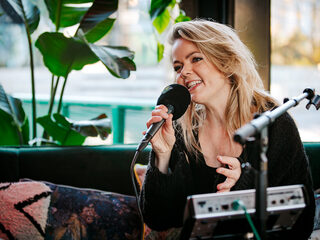 Deze 00's artiesten komen langs in Sanders Vriendenteam