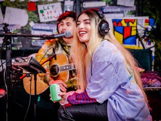 Eyelar zingt 'Dopamine' live in het Glazen Huis