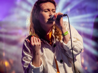 WIES covert Queen's 'Under Pressure' in het Glazen Huis