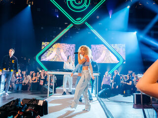 Kris Kross Amsterdam, Antoon & Sigourney K brengen 'Vluchtstrook' live tijdens 3FM Awards