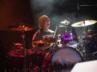 Straatmuzikant weet niet dat hij 'Otherside' drumt voor Peppers drummer Chad Smith