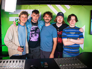 Sea Girls komt langs in de 3FM-studio op Pinkpop