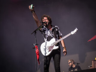 F16-vliegtuigen over het publiek bij de opening van Bökkers op Zwarte Cross