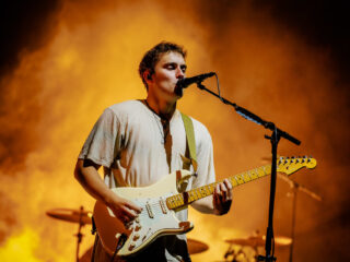 Sam Fender tilt de Bravo op