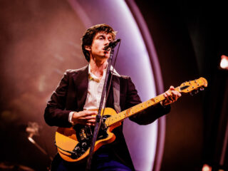 Alex Turner brengt serenade aan stel tijdens bruiloft