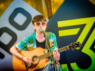 Declan McKenna live bij 3FM op Lowlands