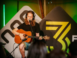 Daði Freyr live met een akoestische sessie bij 3FM op Lowlands
