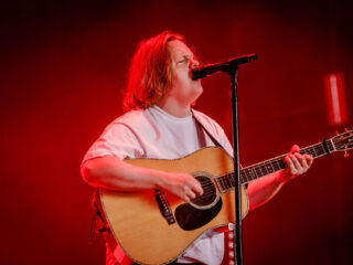 Fans redden Lewis Capaldi tijdens Tourette-tic aanval