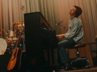 Arctic Monkeys dropt nieuwe single voor War Child: 'Opening Night'