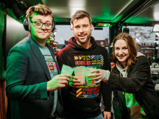 Smullen maar! De Glazen Huis-dj's drinken hun eerste sapjes