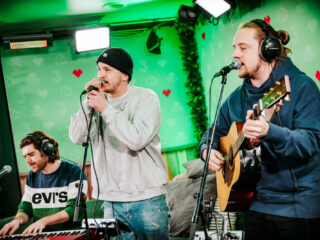 Snelle treedt op in het Glazen Huis en biedt een geweldig veilingitem aan