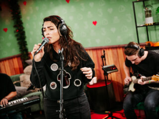 The Jordan speelt ‘You Don’t Even Know Me’ live in het Glazen Huis