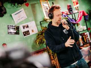 Diggy Dex speelt ‘Allermeest’ live in het Glazen Huis tijdens 3FM Serious Request 2022