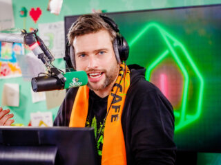 Alle oneliners van 3FM-dj Barend van Deelen onder zesentwintig simpele knoppen