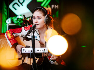 Maxine speelt het liedje dat ze schreef voor luisteraar Eva live bij het Glazen Huis