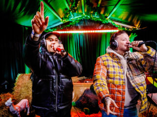 Gekkenhuis met Bizzey, Kraantje Pappie en Mart Hoogkamer in de nacht