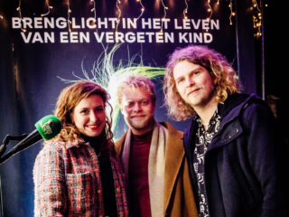 WIES bracht niet alleen een optreden maar ook een cheque naar het Glazen Huis