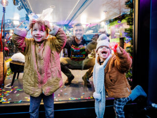 De kinderen van 3FM-dj Barend van Deelen kwamen langs het Glazen Huis