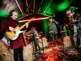 DI-RECT speelt kippenvel-versie van 'Soldier On' bij het Glazen Huis