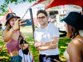 3FM Backstage: Niall Horan verrast superfans op Pinkpop