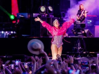 P!nk sluit eerste dag Pinkpop af met kleurrijk en acrobatisch spektakel