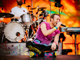 Coldplay brengt Michael J. Fox op het podium tijdens show Glastonbury 2024