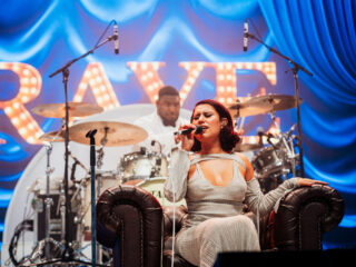 Hoor dit weekend Raye en Jungle live vanaf Down The Rabbit Hole