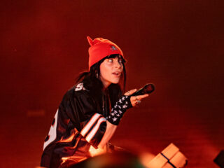 Billie Eilish kondigt 3D concertfilm aan, Ariana Grande gaat weer optreden, de 'xcx bruiloft' en meer