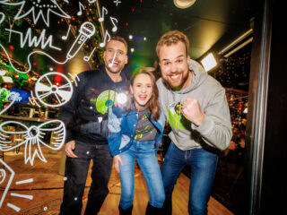 De 3FM-dj's zijn opgesloten in het Glazen Huis in Nijmegen