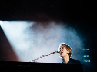 Megafan Marit bij Tom Odell na winactie van VoorAan